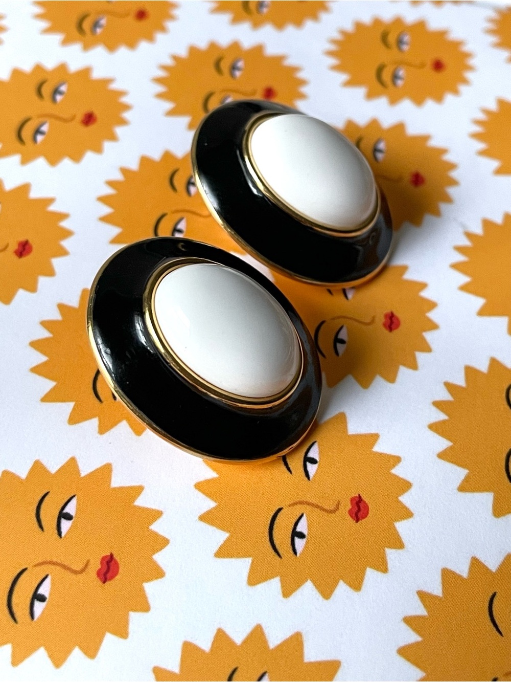 Signed vintage Monet goldtone, enamel, lucite (?) clip-on earrings - Picture 4 of 10